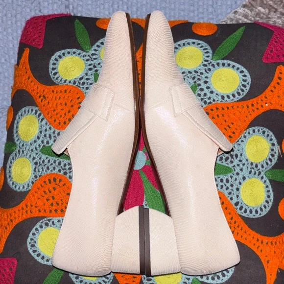 Chie Mihara Hellin Cream Flats with Gold Detail - Picture 5 of 11